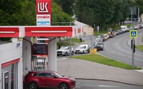 Fotografia de um posto da petrolífera russa Lukoil