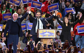 Alexandria Ocasio-Cortez e Bernie Sanders apoiam Zohran em Nova Iorque