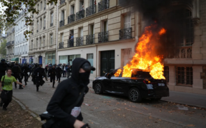 Carro em chamas durante protestos em França