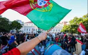 Manifestantes montam tendas no Rossio, protestando contra a crise da habitação