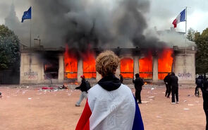 Posto de turismo incendiado durante noite de protestos em França