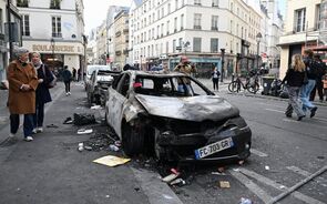 Manifestantes violentos incendiaram carros e pilharam lojas.  