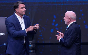 Flávio Bolsonaro fala nos votos dos reclusos e Lula reponde: 'Quero que votem 100%, até o teu pai'
