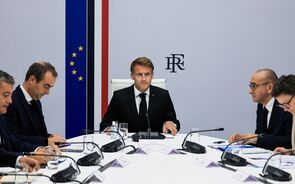 Presidente francês reuniu de emergência os ministros perante a escalada de violência.