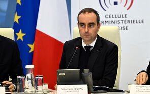 O primeiro-ministro francês, Sébastien Lecornu, no gabinete de crise esta segunda-feira