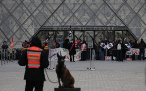Estudantes bloqueiam acesso ao Museu do Louvre durante protesto 