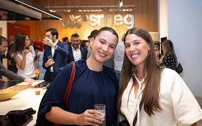 Pessoas presentes no evento SMEG em Portugal celebram a marca
