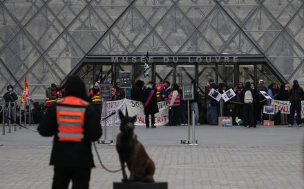 Entrada do Louvre, em Paris, bloqueada por trabalhadores num protesto contra o aumento dos custos de vida.