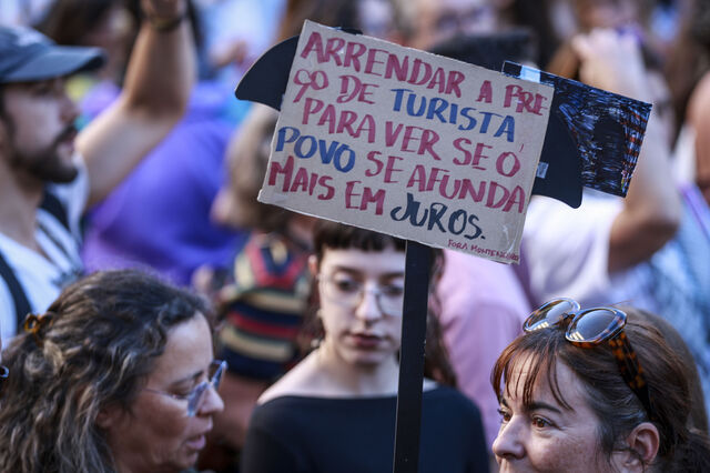 Habitação: Manifestantes levam protesto até à porta da Câmara do Porto