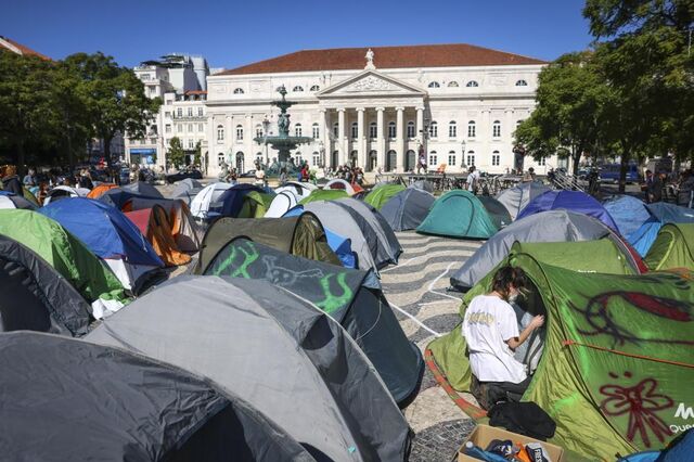 Manifestantes pela habitação em Lisboa juntam-se ao Porto no pedido de 'greve geral ibérica' 
