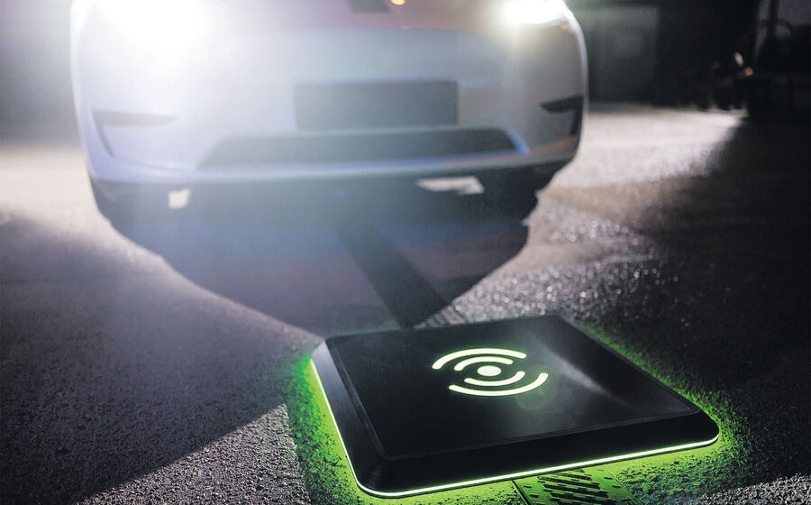 O carregamento por indução permite carregar veículos elétricos sem cabos, estacionando sobre uma placa instalada no pavimento. A energia é recebida por outra placa na parte inferior do automóvel e encaminhada para a bateria.