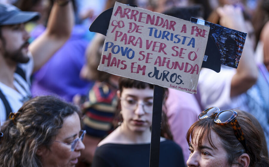 Os manifestantes protestam contra a crise na habitação.