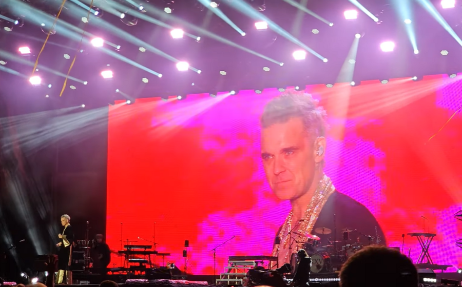 Robbie Williams no palco do North Festival, na Alfândega do Porto, no dia 28 de maio de 2023.